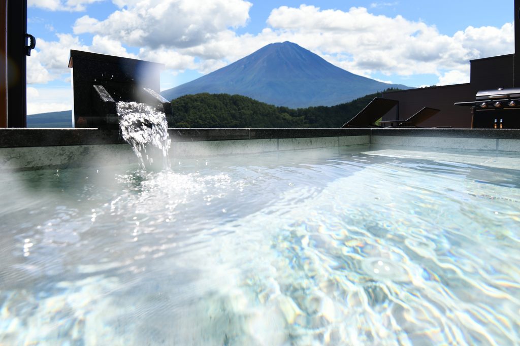 【1周年記念】天空の温泉ヴィラ紬 河口湖　8月のご予約限定で山梨県産ハーフワインをプレゼント！贅沢な非日常空間をご堪能ください